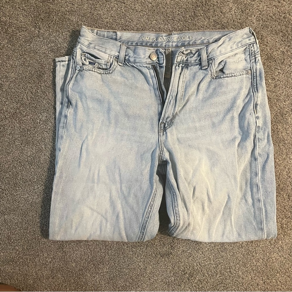 American Eagle Light wash Mom Jean